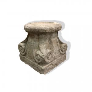 Capitello antico in pietra. Epoca 1400.